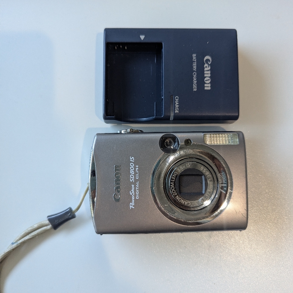 Canon PowerShot SD800 IS Digital Camera - Gray